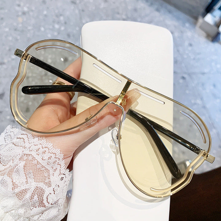 Women's sunglasses in modern shield design Kalsten