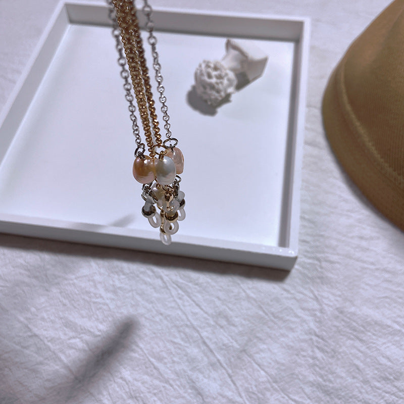 Elegant jewelry holder chain with pearl and gold accents Kalsten