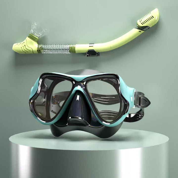 Diving mask with ergonomic design and a flexible snorkel Kalsten