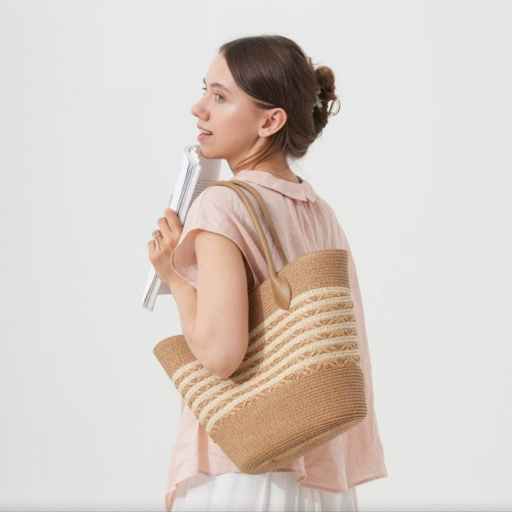 Beach bag made of natural woven material with elegant accents Kalsten