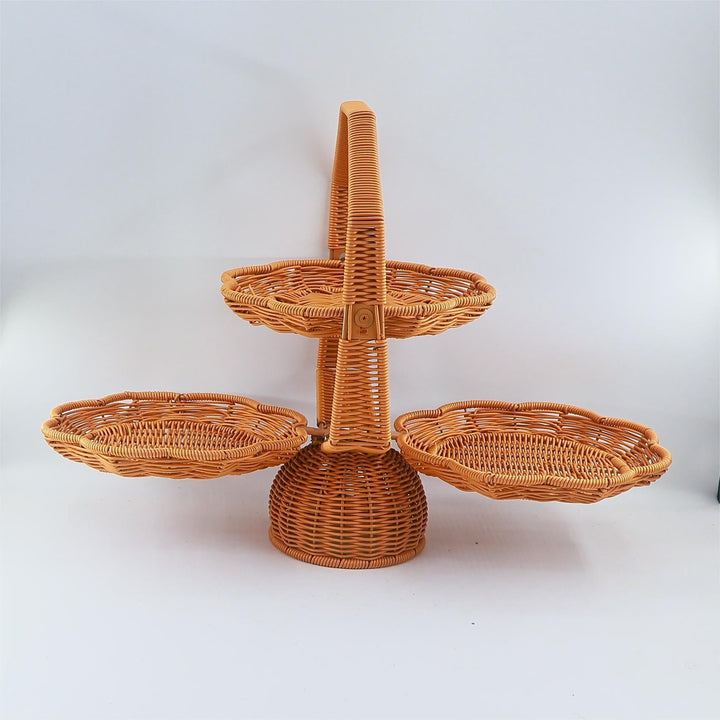 With an elegant three-tier fruit bowl Kalsten