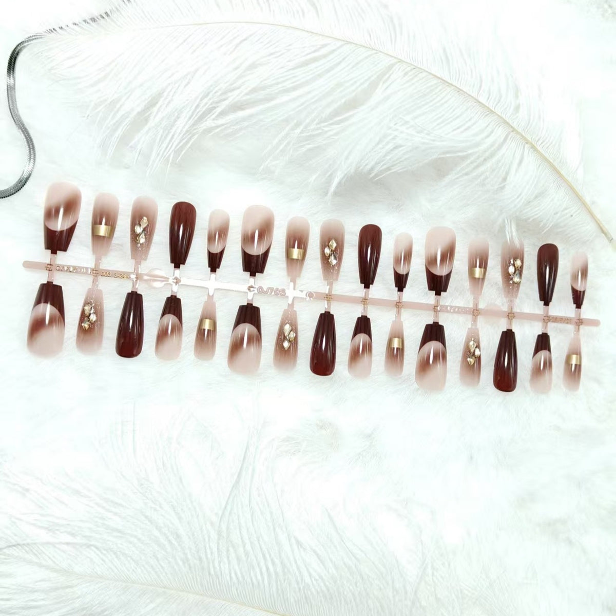 Artificial nails with elegant color gradients and jewelry details Acalora