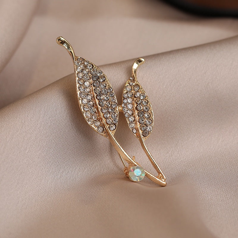 Elegant brooch with leaf shape and crystals Kalsten