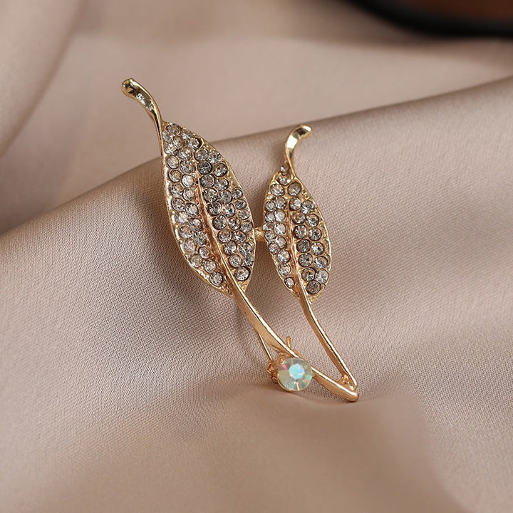 Elegant brooch with leaf shape and crystals Kalsten