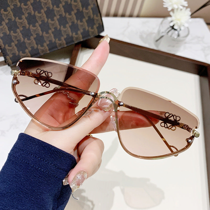Ladies extravagant sunglasses with modern, geometric frame Kalsten