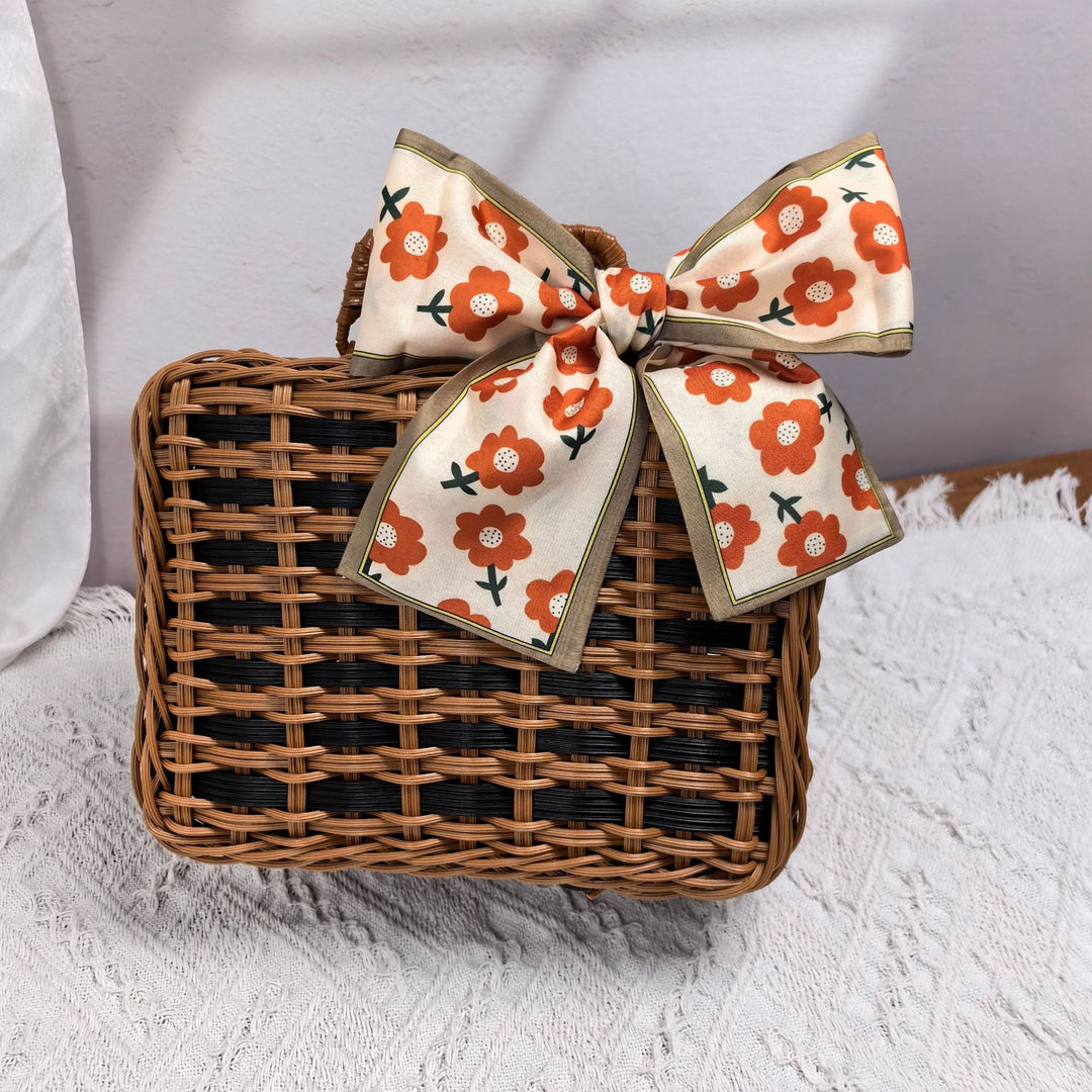 Women elegant handbag made of woven material Kalsten