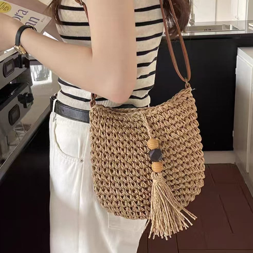 Handwoven shoulder bag with tassels and wooden details Kalsten