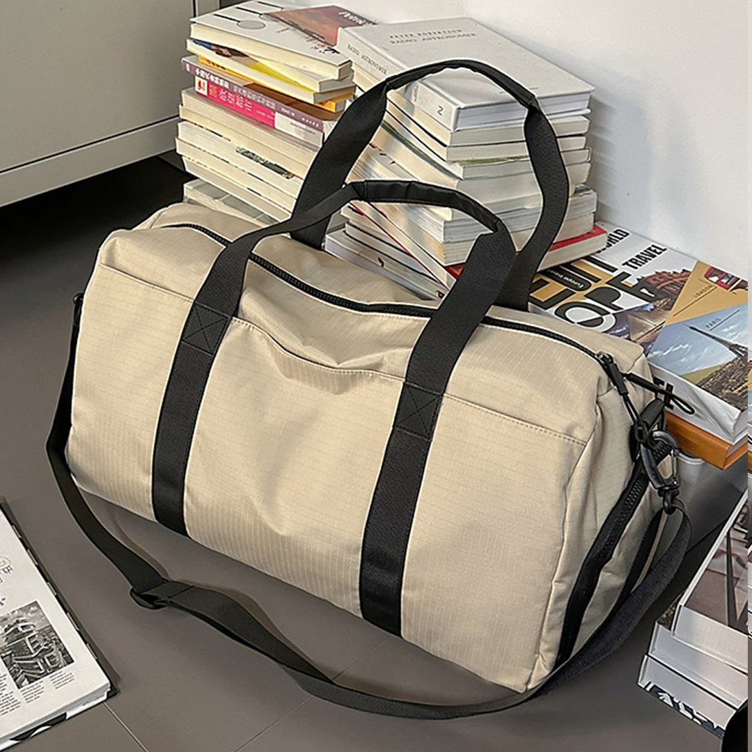 Sporty travel bag with reinforced carrying system and secure interior Kalsten