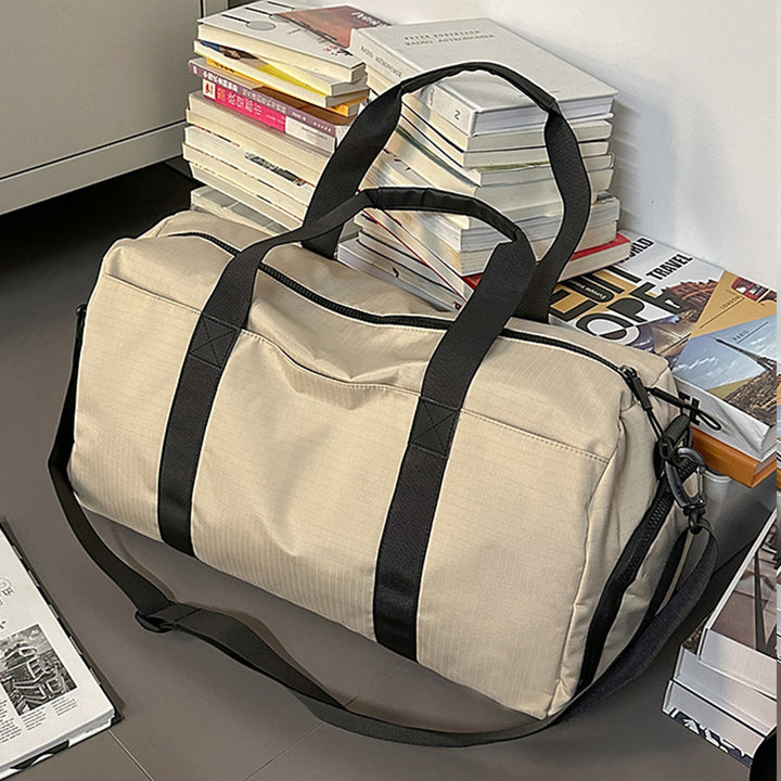 Sporty travel bag with reinforced carrying system and secure interior Kalsten