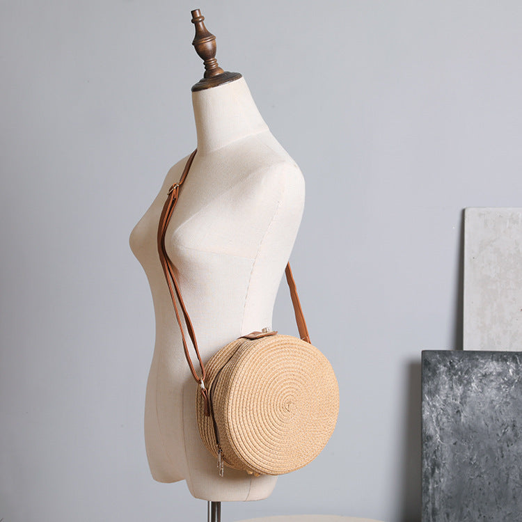 Round shoulder bag made of natural material with stylish accents Kalsten