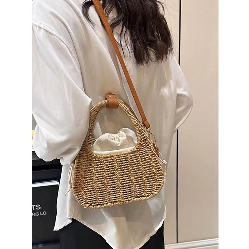 Fashionable wicker handbag with elegant leather detail Kalsten