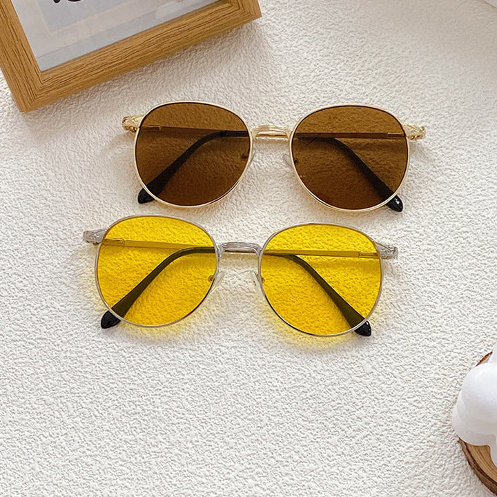 Fashionable sunglasses with round frame and intricate design Kalsten