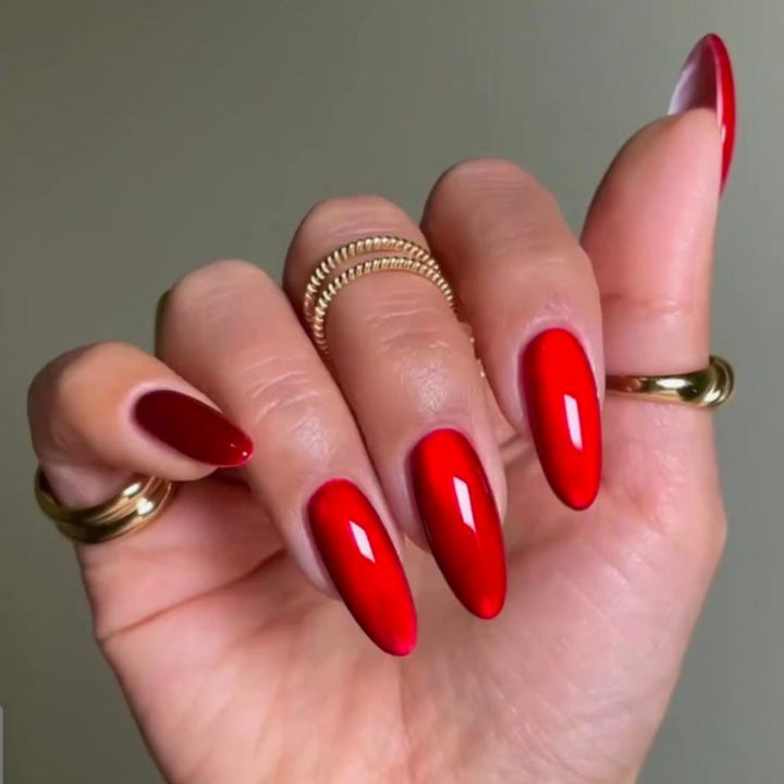 Artificial nails in elegant almond-shaped tips Kalsten