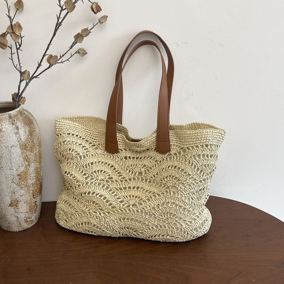 Handbag made of high-quality woven natural material with elegant leather handles Kalsten