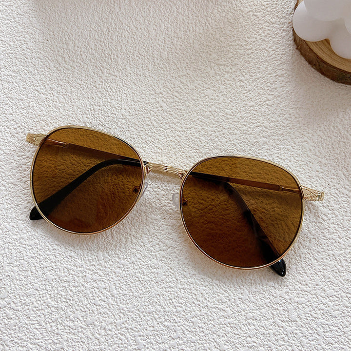 Fashionable sunglasses with round frame and intricate design Kalsten