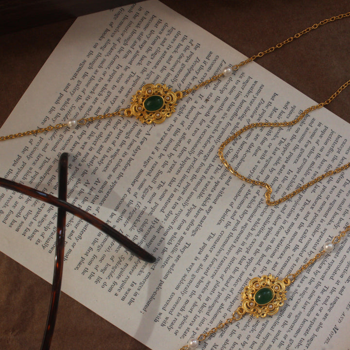 Elegant jewelry display chain with pearls and green stone decoration Kalsten