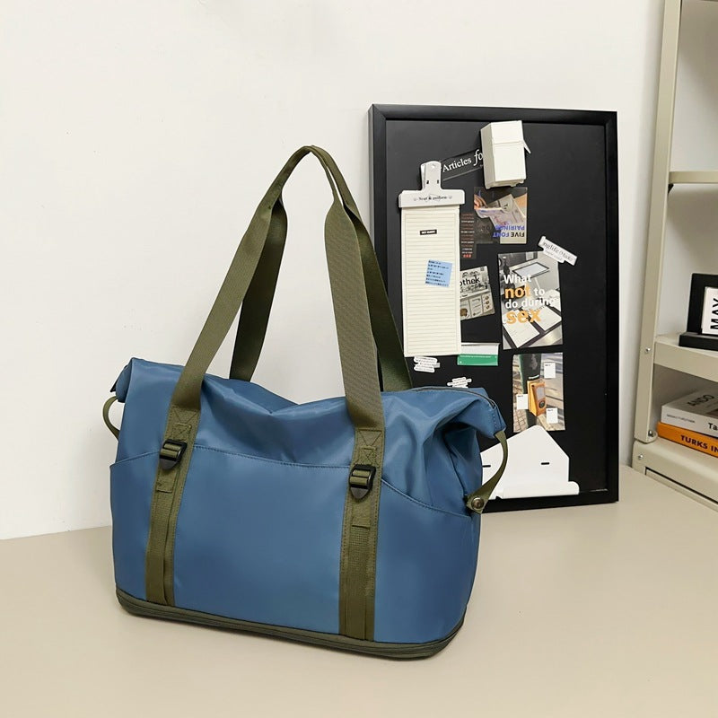 Sporty shoulder bag with water-repellent material and sturdy carrying handles Kalsten