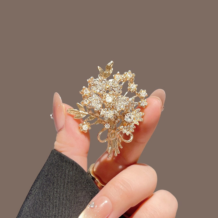 Elegant and Sparkling Brooch Kalsten