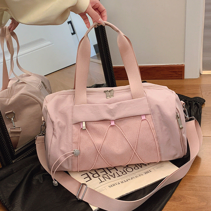 Sporty shoulder bag with adjustable carrying handles and breathable mesh material Kalsten