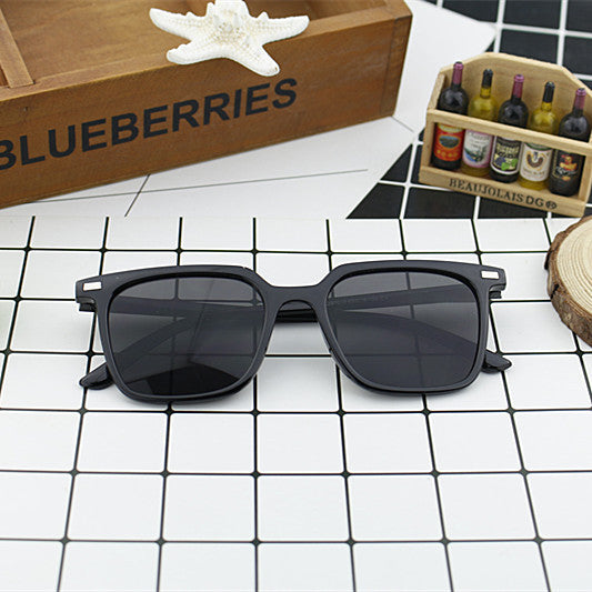 Women's modern square sunglasses with minimalist frame structure Kalsten