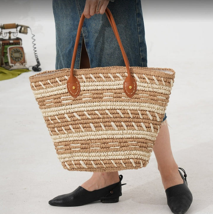 Handbag made of woven natural material with stylish leather handles Kalsten