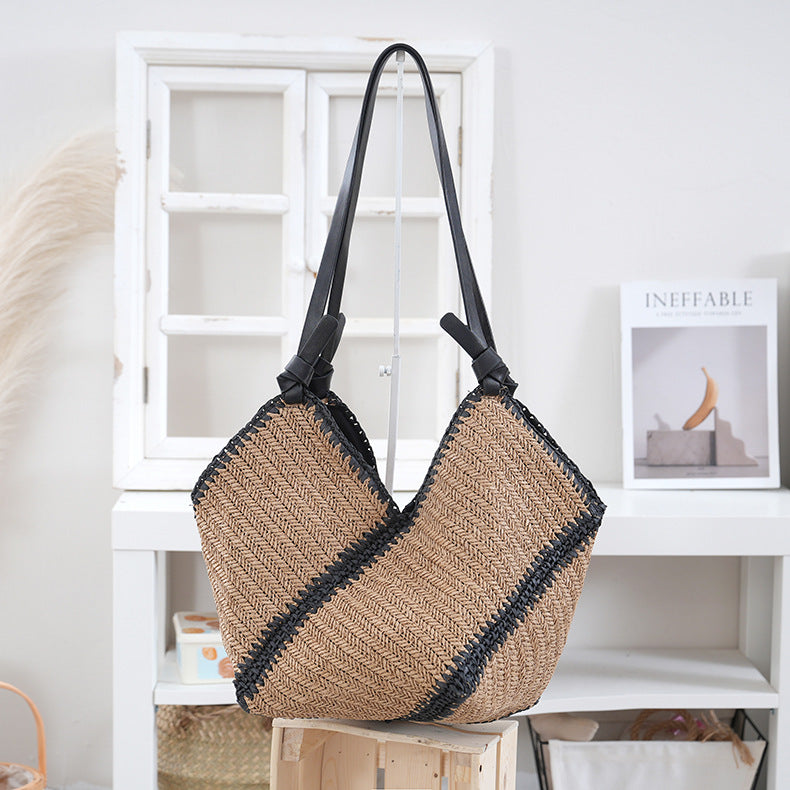 Handbag made of braided natural material with contrasting leather handles Kalsten