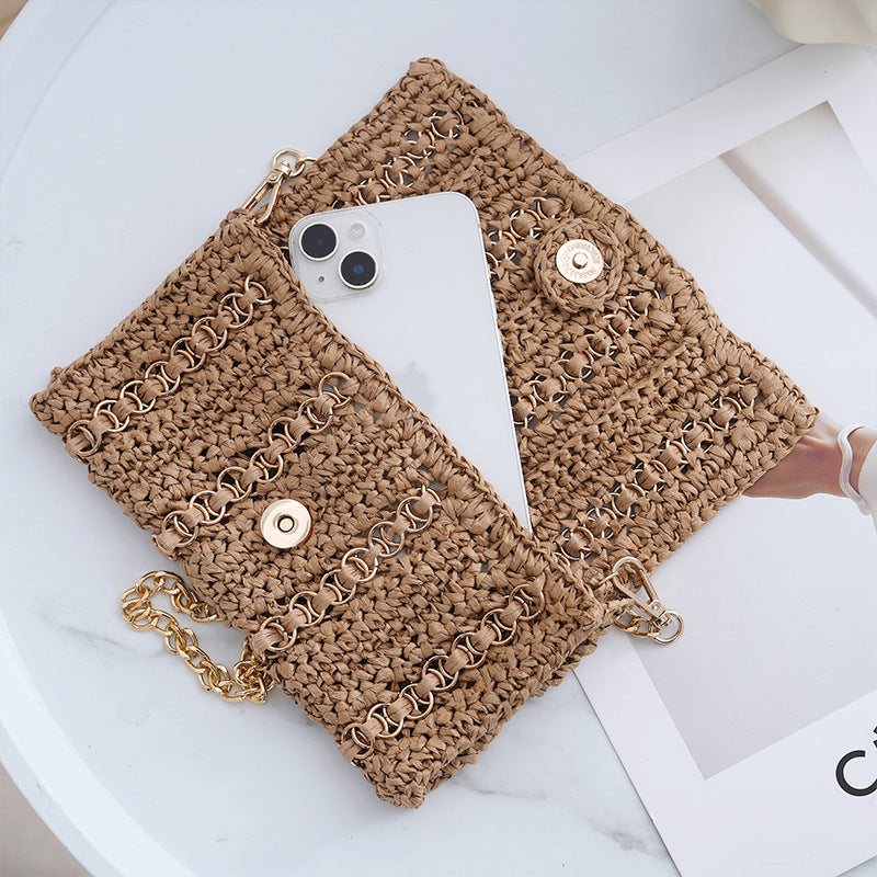 Clutch with chain shoulder strap and handcrafted macrame closure Kalsten