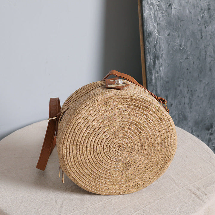 Round shoulder bag made of natural material with stylish accents Kalsten