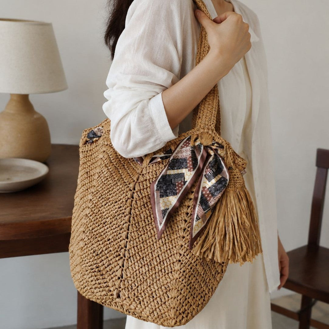 Handmade beach bag with playful pleat and tassels Kalsten