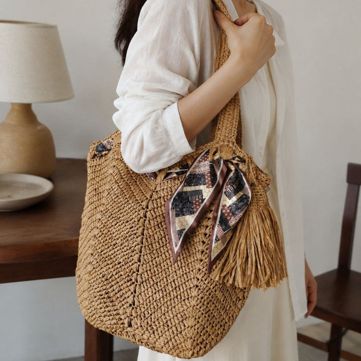 Handmade beach bag with playful pleat and tassels Kalsten