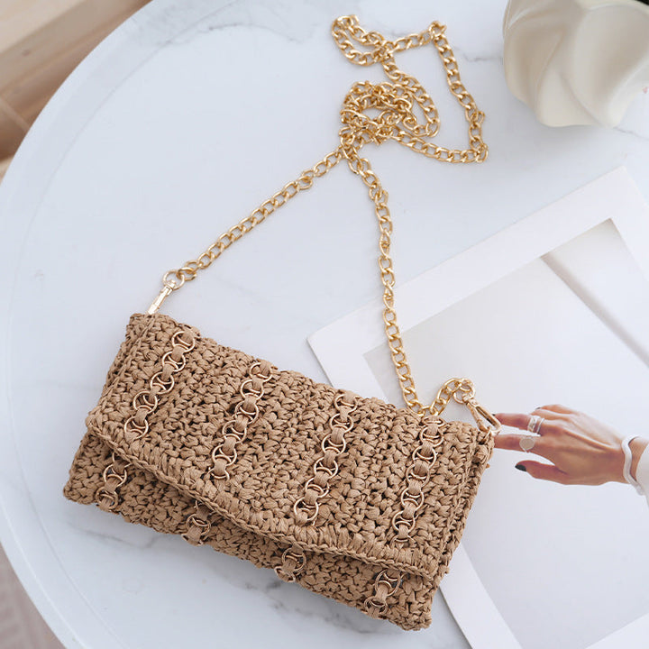 Clutch with chain shoulder strap and handcrafted macrame closure Kalsten