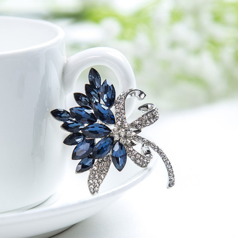 Sparkling brooch with floral design Kalsten