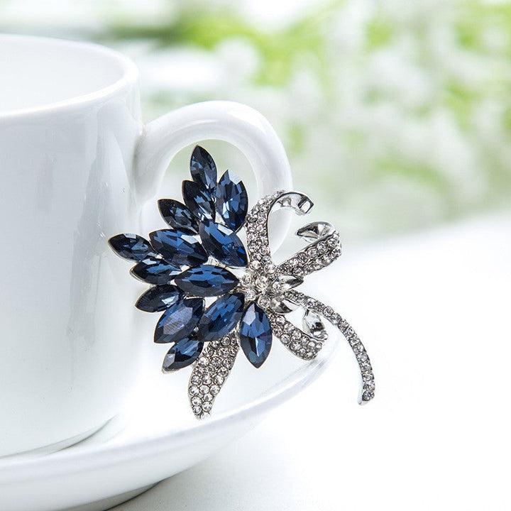 Sparkling brooch with floral design Kalsten