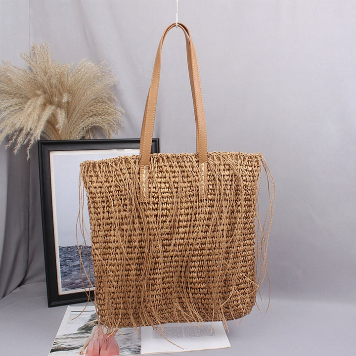 Handwoven beach bag made of natural materials with leather accents Kalsten