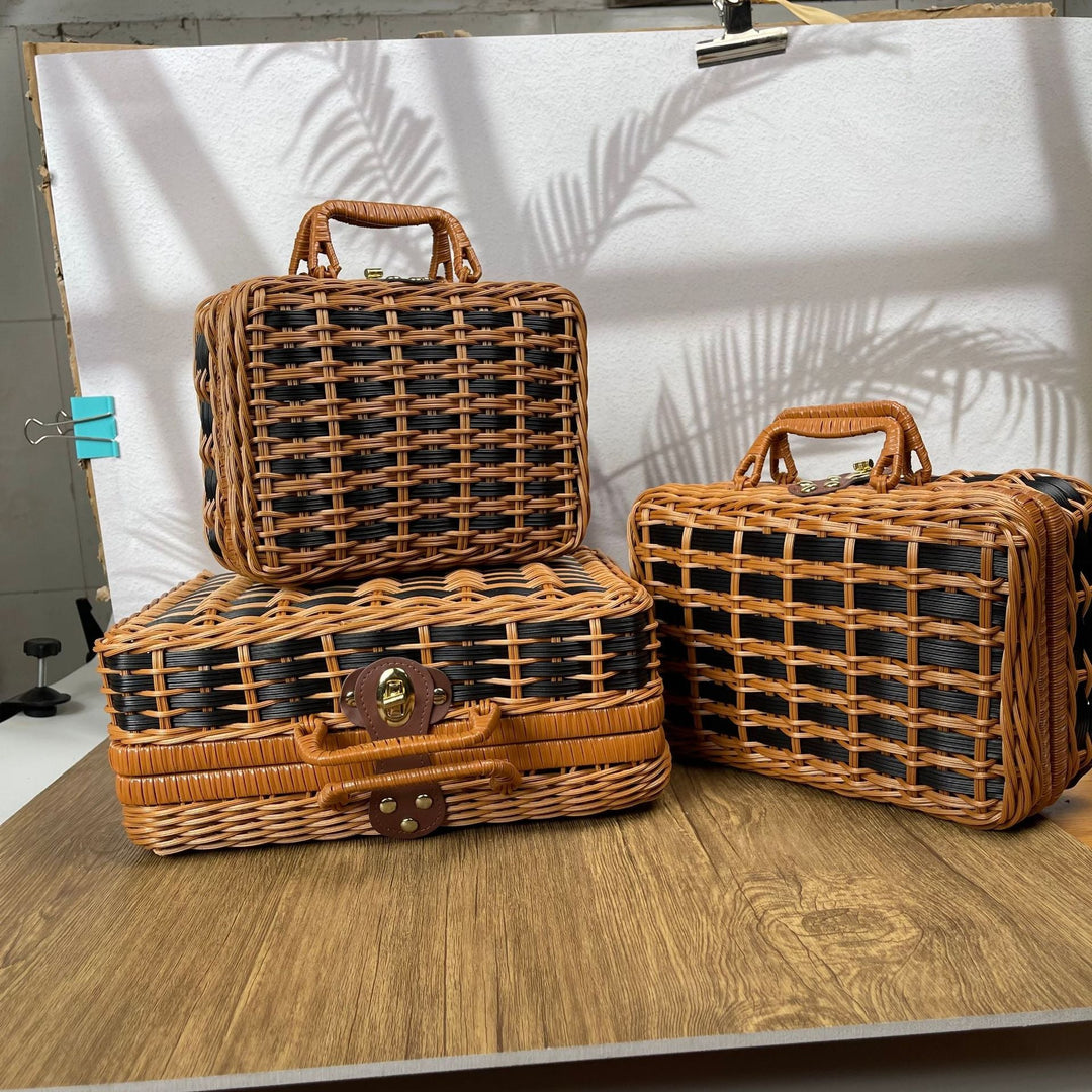 Women stylish picnic basket Kalsten