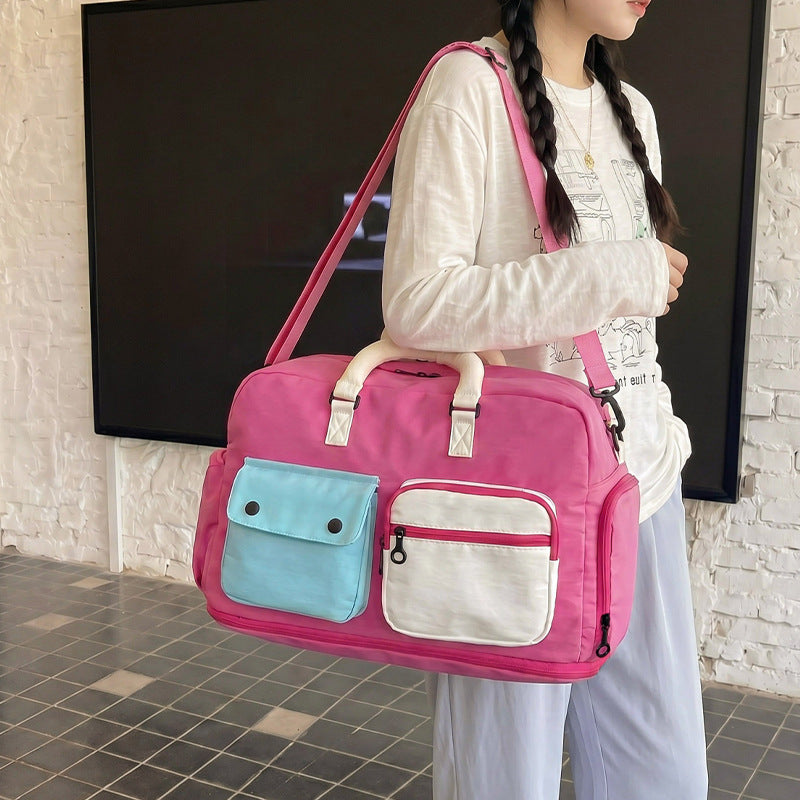 Sporty travel bag with multiple pockets and adjustable shoulder strap Kalsten