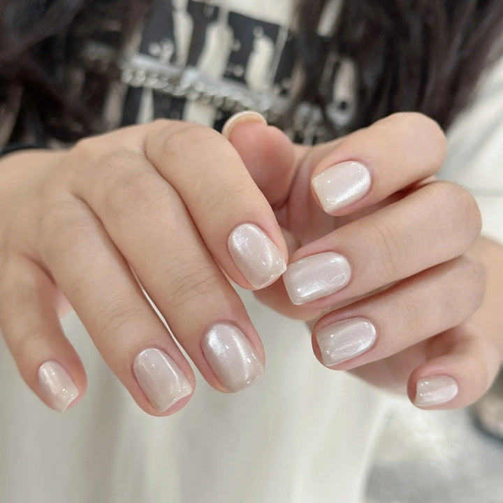 Artificial nail with luxurious pearlescent shine Kalsten
