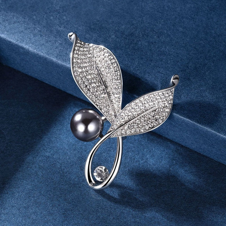 Elegant and Glamorous Brooch with Pearls and Crystals Kalsten