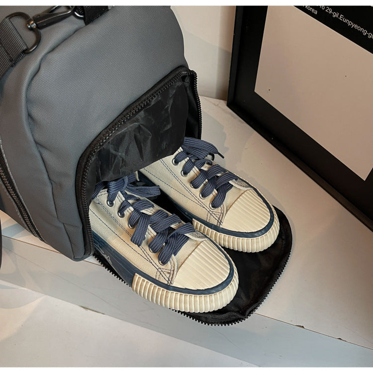 Sporty travel bag with reinforced zipper and side pocket Kalsten