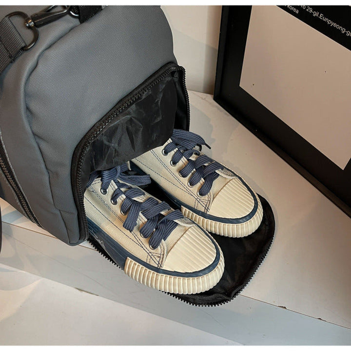 Sporty travel bag with reinforced zipper and side pocket Kalsten
