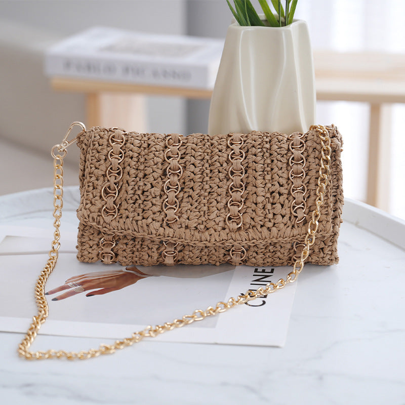 Clutch with chain shoulder strap and handcrafted macrame closure Kalsten