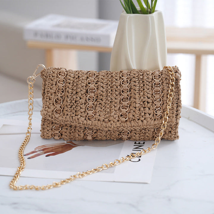 Clutch with chain shoulder strap and handcrafted macrame closure Kalsten