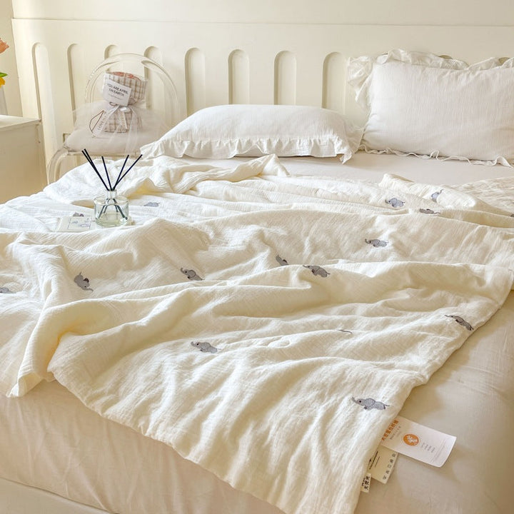 Women lightweight and breathable quilt with delicate floral patterns Kalsten