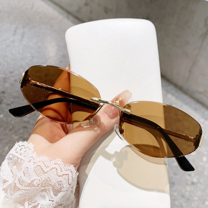 Ladies sunglasses in modern oval design with contrasting frame Kalsten