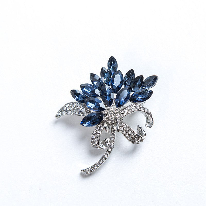 Sparkling brooch with floral design Kalsten