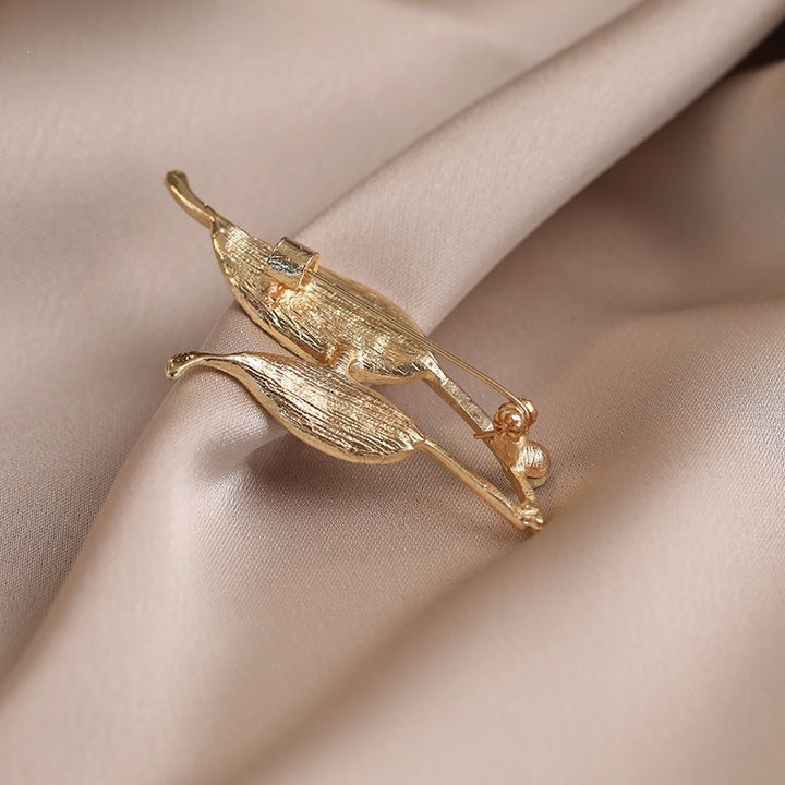 Elegant brooch with leaf shape and crystals Kalsten