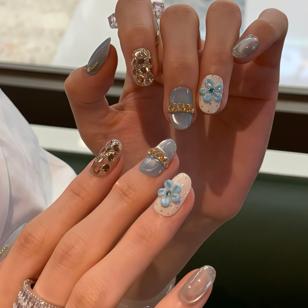 Artificial nails with luxurious glitter details and floral accents Kalsten