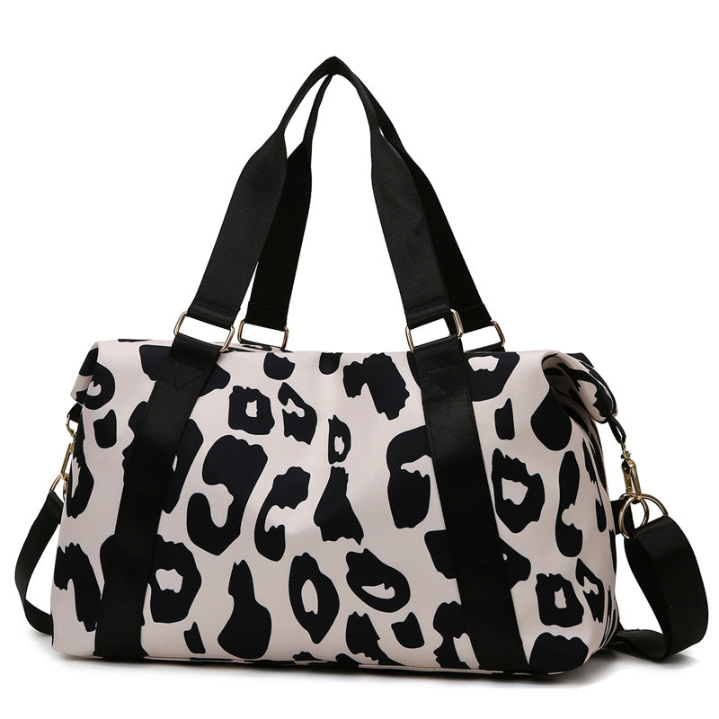 Sporty travel bag with modern leopard pattern Kalsten