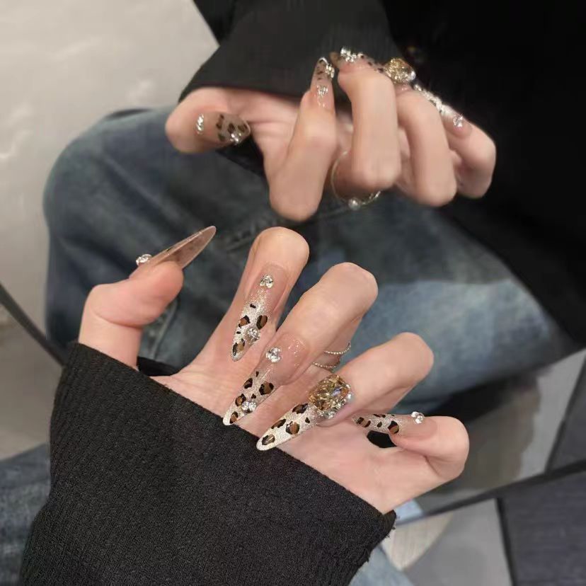 Artificial nails with elegant leopard motif and glitter details Kalsten