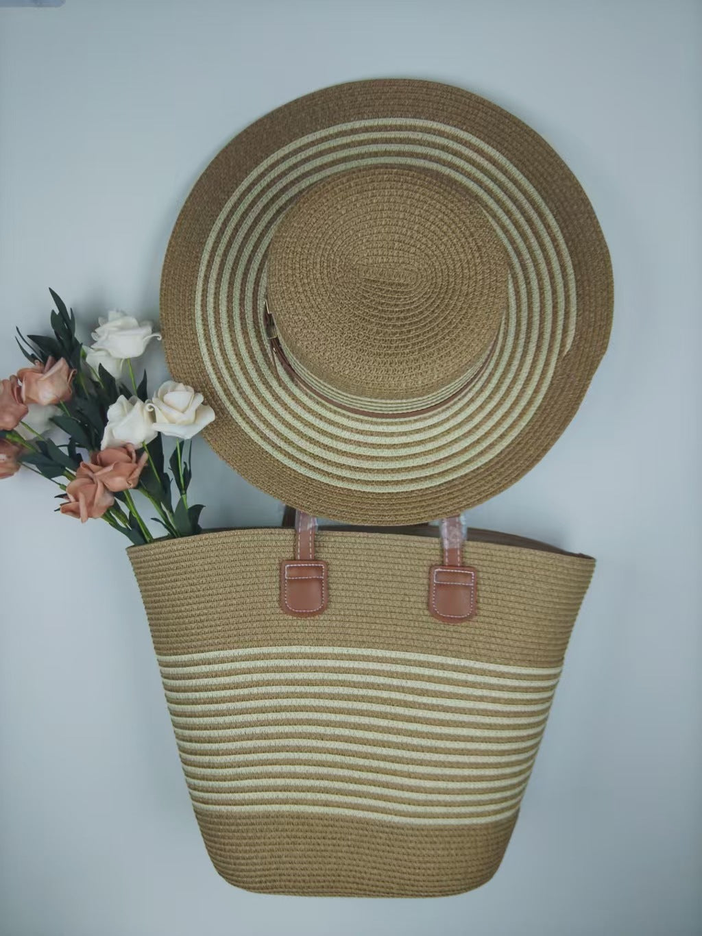 Sleek beach bag with matching sun hat Kalsten